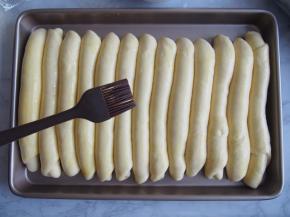 盖上保鲜膜发酵至1.5倍大，在表面刷上一层蛋液，烤箱预热至160℃，中层25分钟左右即可