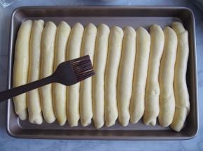 盖上保鲜膜发酵至1.5倍大，在表面刷上一层蛋液，烤箱预热至160℃，中层25分钟左右即可