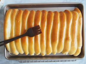 烤好后的面包表面可以刷一层蜂蜜水，会更加湿润，并且增加甜度