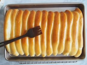 烤好后的面包表面可以刷一层蜂蜜水，会更加湿润，并且增加甜度