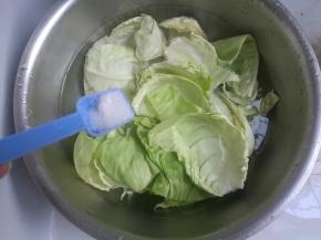 洋白菜剥开叶子，洗净，盐水中浸泡5分钟。
