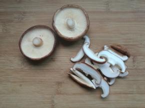 香菇洗净切成丝。