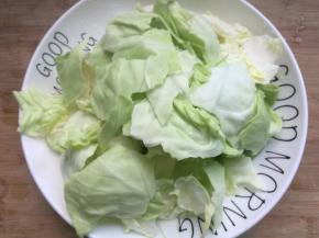 捞出洋白菜，用手撕成片。