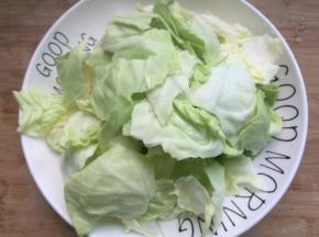 捞出洋白菜，用手撕成片。