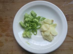 蒜切片，葱切碎。