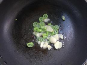 花椒炸香后，放入葱蒜煸炒出香味。