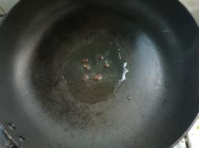 炒锅坐火上烧热，放油，小火，放入几粒花椒。