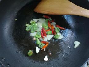 下入干辣椒炒香。