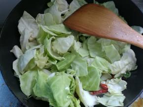 下洋白菜煸炒。