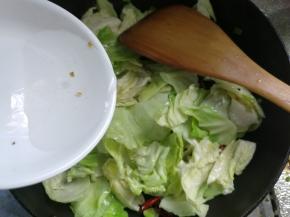 如果觉得干，稍微加一点点水，继续煸炒。