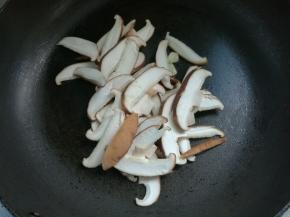 放香菇炒软，