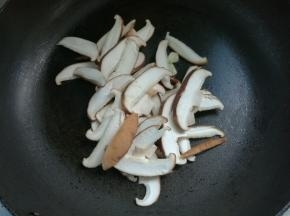 放香菇炒软，