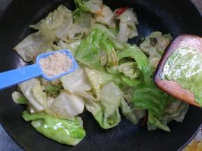 最后加入鸡粉，煸炒均匀后出锅装盘。