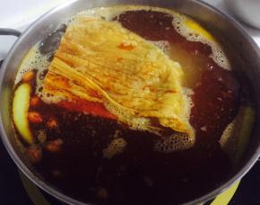 最后加入腐竹，煮三到五分钟，腐竹变软，米线煮熟即可关火