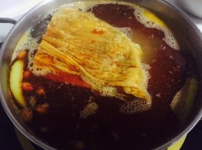 最后加入腐竹，煮三到五分钟，腐竹变软，米线煮熟即可关火