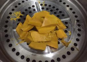 放入蒸锅，大火蒸熟 十到十五分钟，变软即可