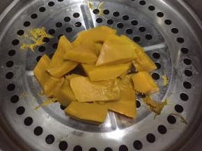 放入蒸锅，大火蒸熟 十到十五分钟，变软即可