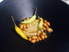 加入花生米、泡椒