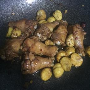 加入鸡腿、盐、糖、姜蒜翻炒均匀