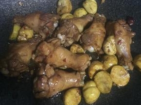 加入鸡腿、盐、糖、姜蒜翻炒均匀