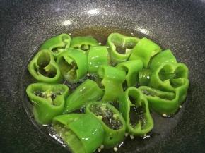捞出土豆后，下青椒炸制青椒变熟