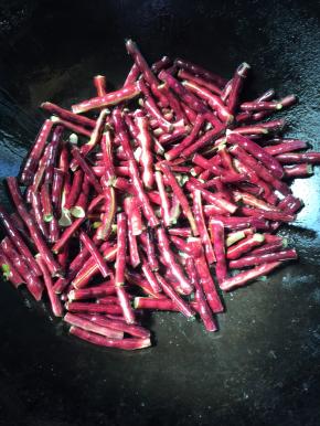 倒入清洗好的秋豆翻炒均匀！