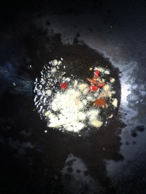 锅烧热倒入适量的油，放入蒜瓣，生姜，干辣椒爆出香味儿！