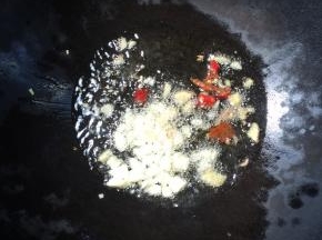 锅烧热倒入适量的油，放入蒜瓣，生姜，干辣椒爆出香味儿！