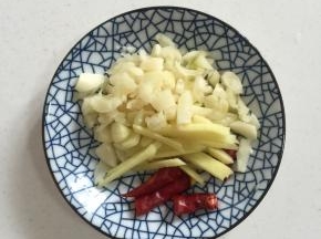 蒜瓣剥皮剁碎，生姜切成丝，干辣椒切成段备用！