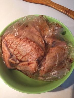 把鸡翅洗干净后，正面背面都切两小刀，方便入味，把盐，糖，蚝油，酱油，姜片倒入碗中和鸡翅混合，腌制约2小时