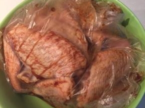 把鸡翅洗干净后，正面背面都切两小刀，方便入味，把盐，糖，蚝油，酱油，姜片倒入碗中和鸡翅混合，腌制约2小时