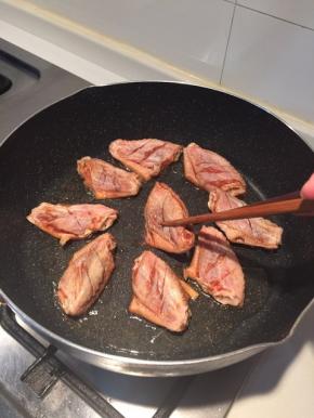 不粘锅倒入油，用中火热好，油热了以后火候最好保持中小火，
慢慢放入鸡翅，先正面朝锅子，煎几分钟后再翻面