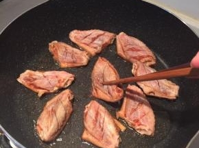 不粘锅倒入油，用中火热好，油热了以后火候最好保持中小火，
慢慢放入鸡翅，先正面朝锅子，煎几分钟后再翻面