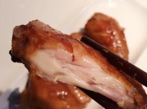 啤酒能让鸡翅肉质滑嫩哦，味道很不错呢
