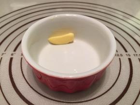 取少许黄油（配方外）均匀地抹好整个舒芙蕾碗