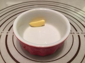 取少许黄油（配方外）均匀地抹好整个舒芙蕾碗