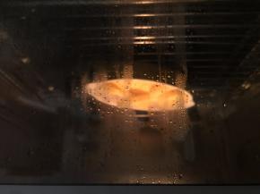 土豆去皮切片，放入蒸汽烤箱内低温蒸烤20分钟