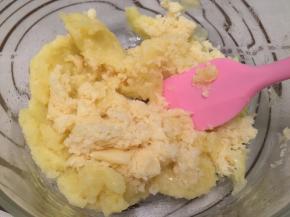 将芝士奶酪放入土豆泥内，拌匀