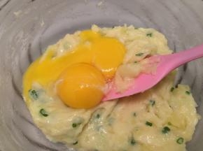 磕入蛋黄