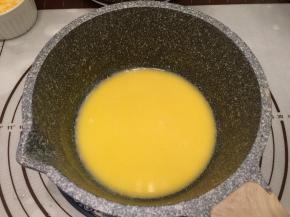 牛奶和黄油加热煮沸