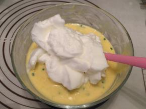 蛋白打发至湿性后分2次加入土豆芝士糊内