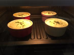 烤箱预热200度，上下火15分钟左右（表面变金黄）