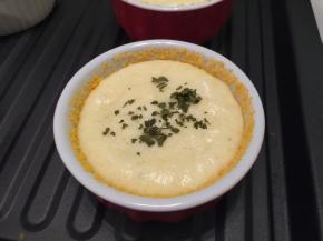 做好的土豆舒芙蕾倒入碗中