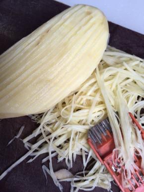 土豆洗干净，用擦丝工具把土豆擦成土豆丝（建议擦成丝，比切条快切比较好煎）