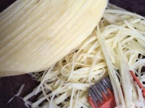 土豆洗干净，用擦丝工具把土豆擦成土豆丝（建议擦成丝，比切条快切比较好煎）