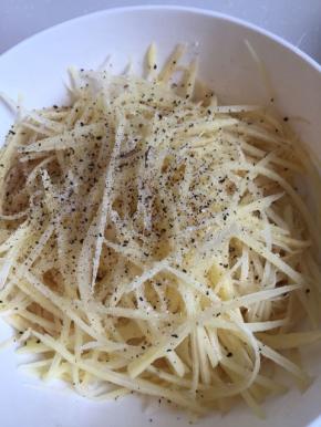 撒进盐和糖，还有黑胡椒，拌匀（土豆擦丝后不要泡水，就是需要土豆本身的淀粉粘性）