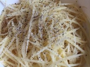 撒进盐和糖，还有黑胡椒，拌匀（土豆擦丝后不要泡水，就是需要土豆本身的淀粉粘性）