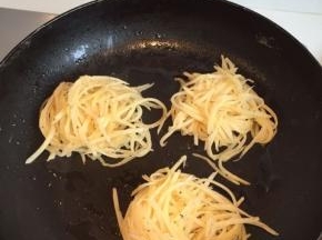 热油锅，然后拿适量土豆丝放进锅内，适当用铲子压一下
