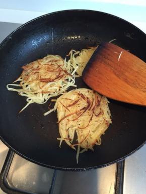 煎一会后翻另外一面煎，也适当压一下，煎成两面金黄即可。