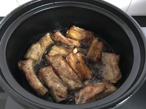 把子排放入炸成金黄色后拿出。